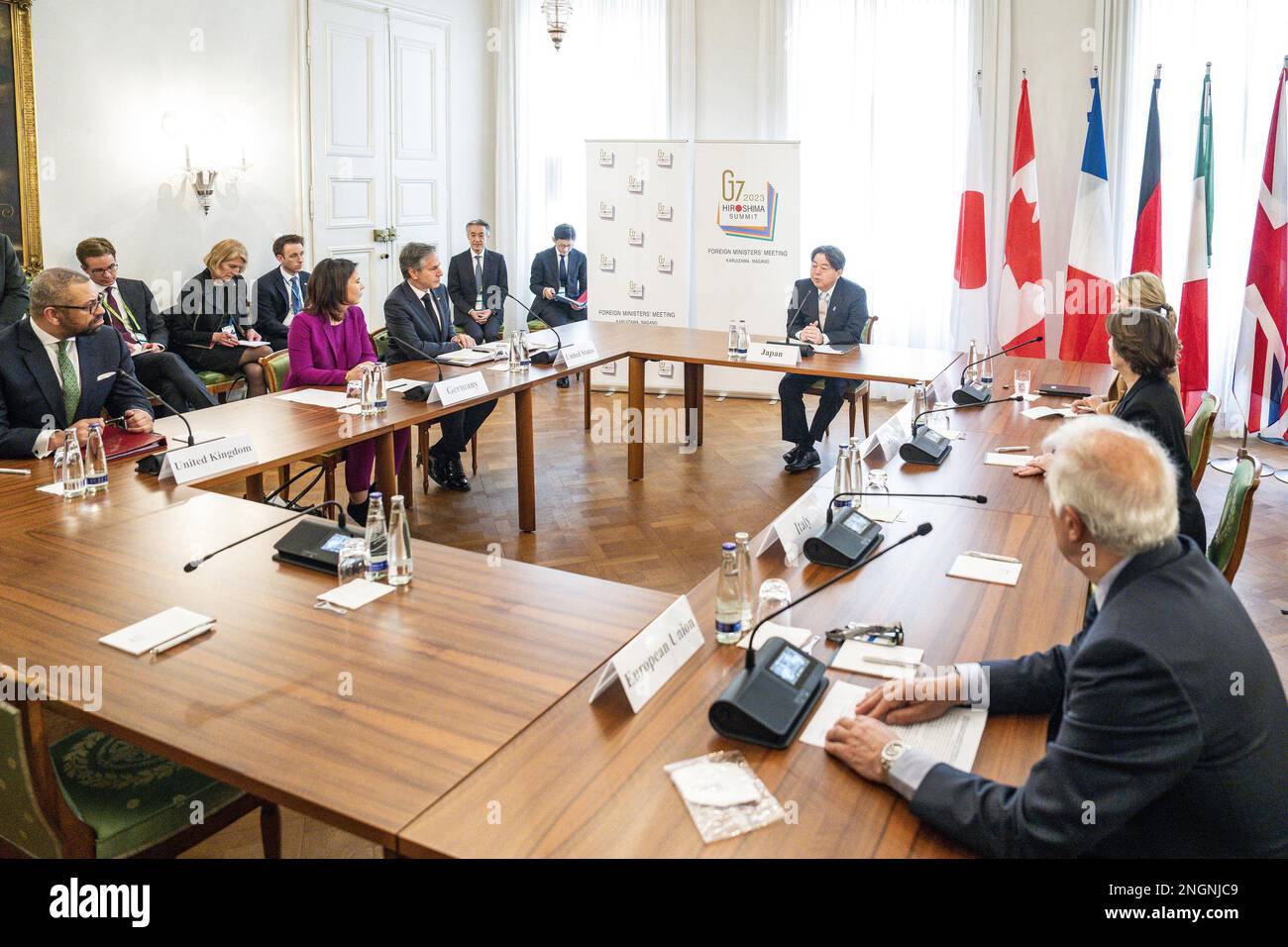 G7 Treffen der Außenminister: (Auf dem Tisch, L-R) Britischer Außenminister James geschickt, deutsche Außenministerin Annalena Baerbock, US-Außenministerin Antony Blinken, Außenministerin Japans Yoshimasa Hayashi, hoher Vertreter der Union für Außen- und Sicherheitspolitik Josep Borrell (Front-Back), Die französische Außenministerin Catherine Colonna und die kanadische Außenministerin Melanie Joly in München, Süddeutschland, am Samstag, den 18. Februar 2023. Die Münchner Sicherheitskonferenz vom 17. Bis 19. Februar 2023 bringt die führenden Politiker der Welt zusammen Stockfoto