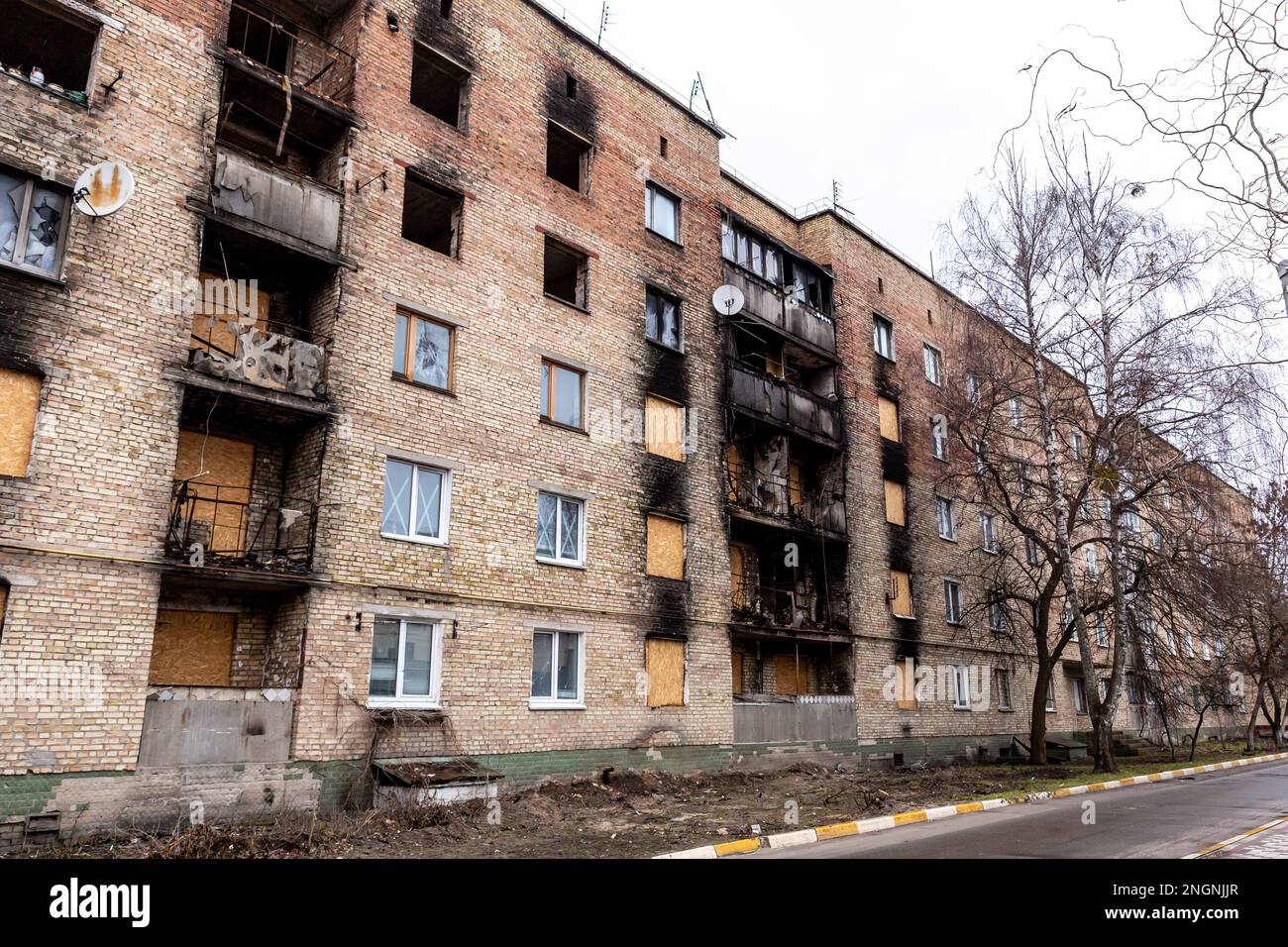 Bucha, Ukraine. 18. Februar 2023. Bombenattentat auf das Apartmentgebäude in Irpin, Ukraine, am 18. Februar. 2023. Da sich die Invasion der Ukraine in vollem Umfang durch die russischen Streitkräfte ihrem ersten Jahrestag nähert, sammeln die Bewohner von Bucha und Irpin Mittel für den Wiederaufbau ihrer Häuser. Während einige Einwohner die Möglichkeit haben, ihre Häuser umzubauen oder zu renovieren, gibt es andere Teile von Bucha sowie das benachbarte Irpin, die noch auf Renovierungsprojekte warten. (Foto: Dominika Zarzycka/Sipa USA) Guthaben: SIPA USA/Alamy Live News Stockfoto