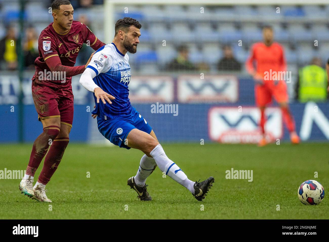 Adam Idah #11 aus Norwich City tritt am Samstag, den 18. Februar 2023, beim Sky Bet Championship Match zwischen Wigan Athletic und Norwich City im DW Stadium in Wigan gegen den Gegner an. (Foto: Mike Morese | MI News) Guthaben: MI News & Sport /Alamy Live News Stockfoto