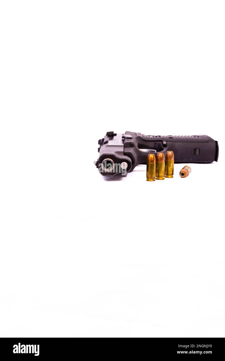 9mm-Pistole mit hohlen Kugeln und weißem Hintergrund mit Kopierraum, vertikal Stockfoto
