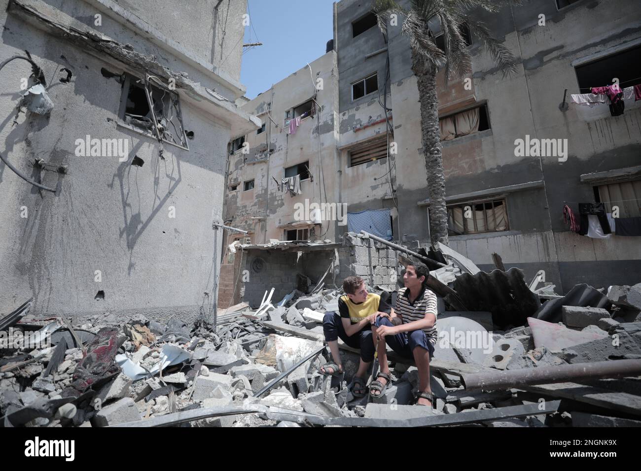 Gaza, Palästina. Zwei Kinder sitzen auf den Trümmern ihres Hauses, das von israelischen Streitkräften bombardiert wurde Stockfoto