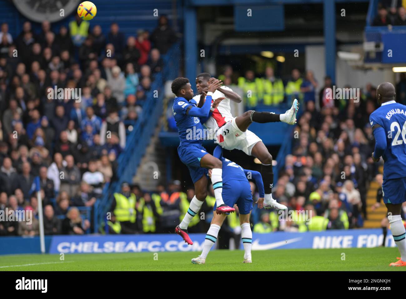 London, Großbritannien. 18. Februar 2023. Paul Onuachu vom Southampton FC steht während des Spiels der Chelsea gegen Southampton Premier League auf der Stamford Bridge in London kurz davor. Gutschrift: MARTIN DALTON/Alamy Live News Stockfoto