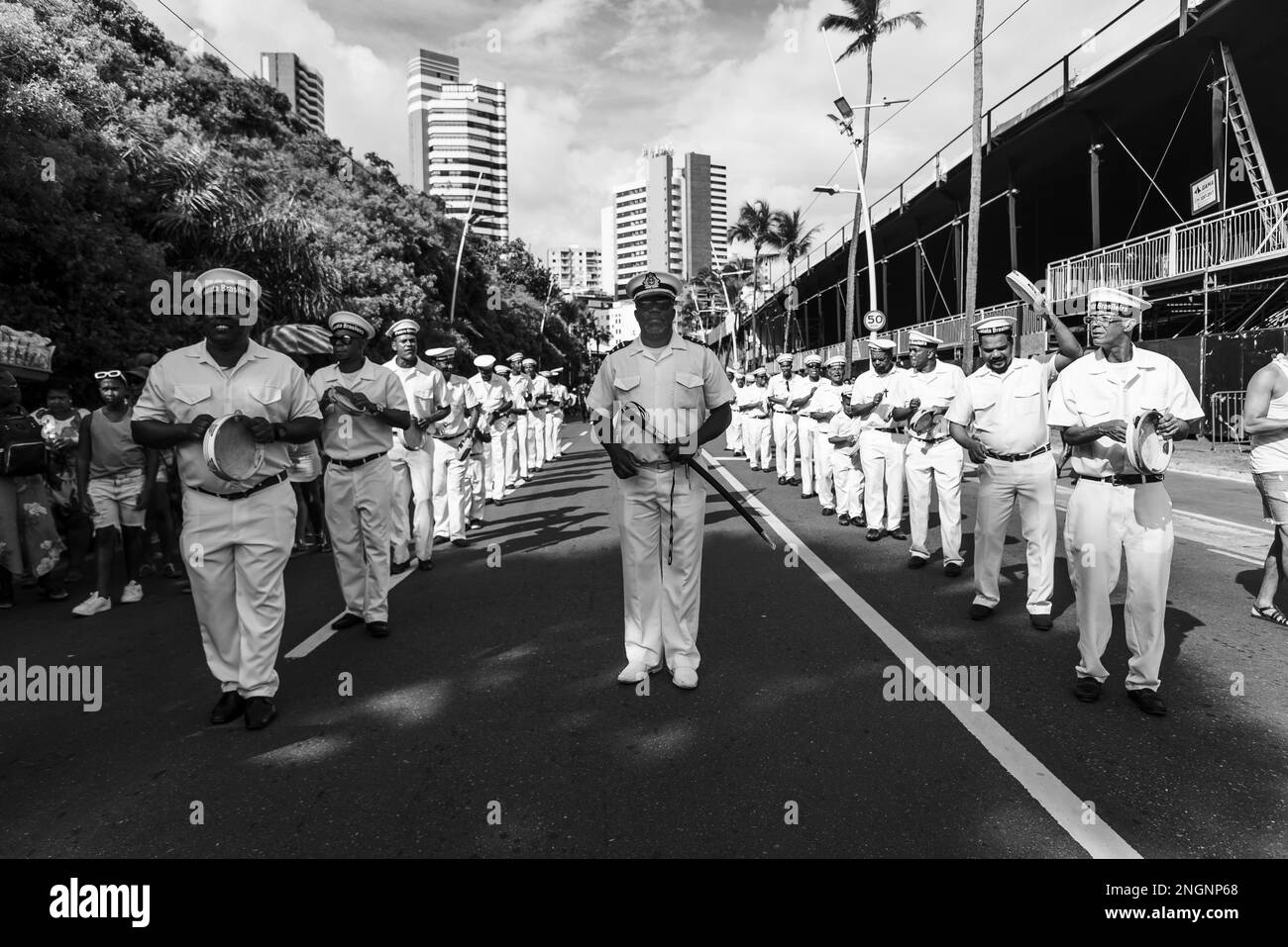 Salvador, Bahia, Brasilien - 11. Februar 2023: Traditionelle Marujada-Gruppe, gekleidet als Matrosen, tritt während der Fuzue-Parade in Salvador, Bahia auf. Stockfoto