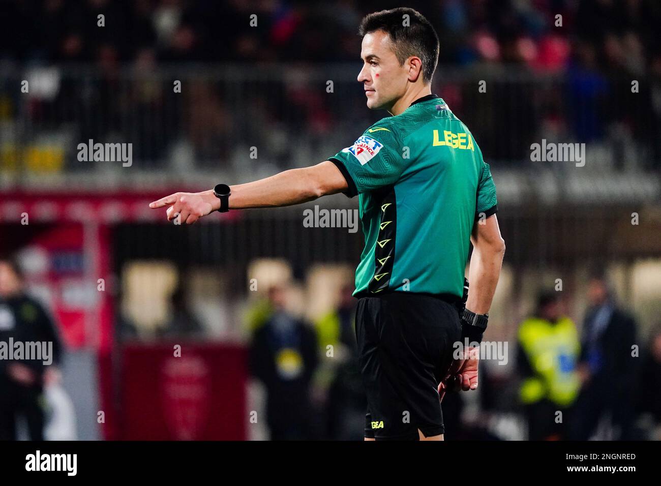 Monza, Italien. 18. Februar 2023. Antonio Rapuano (Schiedsrichter) während der italienischen Meisterschaft Serie Ein Fußballspiel zwischen AC Monza und AC Mailand am 18. Februar 2023 im U-Power Stadium in Monza, Italien. Kredit: Luca Rossini/Alamy Live News Stockfoto