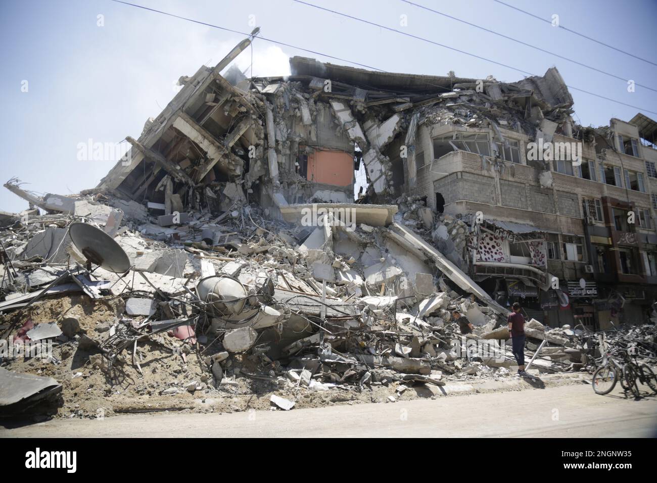 Gaza, Palästina. Die Auswirkungen der Zerstörung des Al-Shorouk-Turms nach der Zerstörung durch die israelische Luftwaffe im Zentrum von Gaza-Stadt. Stockfoto