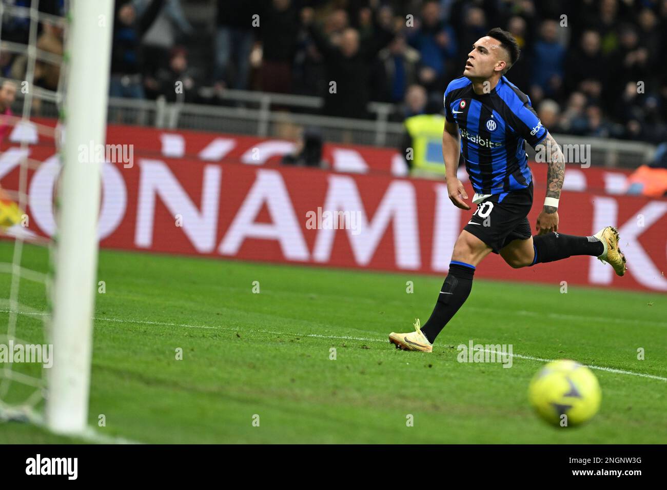 Mailand, Italien. 18. Februar 2023. Lautaro Martinez vom Inter FC erzielt am 17. Februar 2023 beim Fußballspiel der Italienischen Serie A zwischen US Sassuolo und SSC Napoli im Giuseppe Meazza San Siro Siro Stadion in Mailand, Italien, ein Tor. Kredit: Tiziano Ballabio/Alamy Live News Kredit: Tiziano Ballabio/Alamy Live News Stockfoto