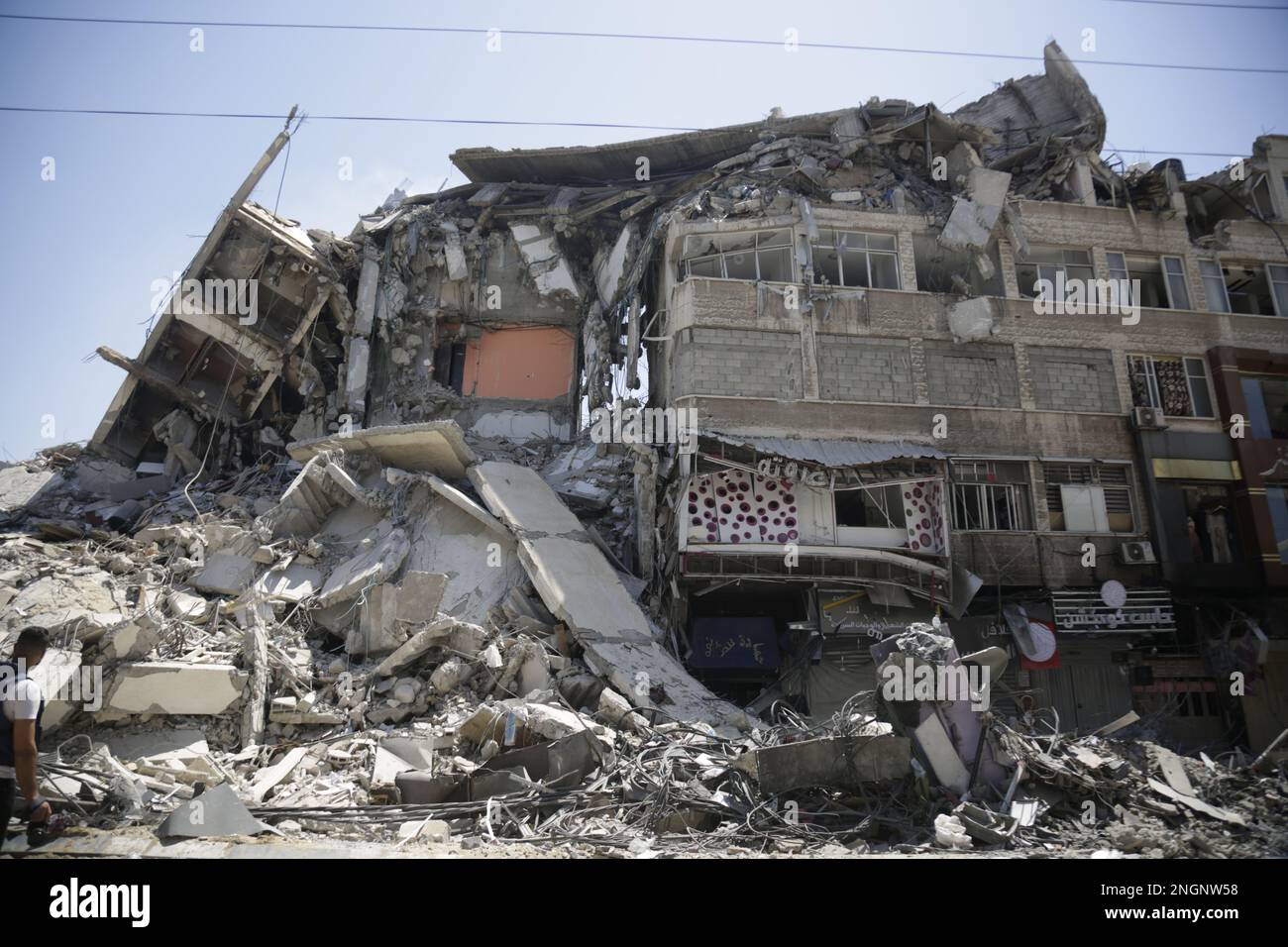 Gaza, Palästina. Die Auswirkungen der Zerstörung des Al-Shorouk-Turms nach der Zerstörung durch die israelische Luftwaffe im Zentrum von Gaza-Stadt. Stockfoto