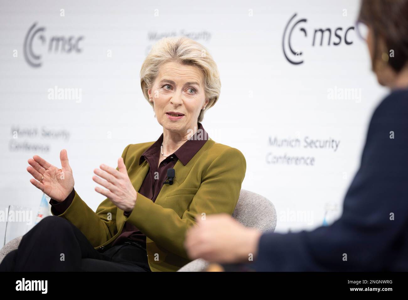 München, Deutschland. 18. Februar 2023. Ursula von der Leyen, Präsidentin der Europäischen Kommission, kommentiert anlässlich der Münchner Sicherheitskonferenz im Bayerischen Hof Hotel am 18. Februar 2023 in München eine Podiumsdiskussion über die Entstehung des geopolitischen Europas. Kredit: Lukas Barth-Tuttas/MSC/Lukas Barth-Tuttas/MSC/Alamy Live News Stockfoto