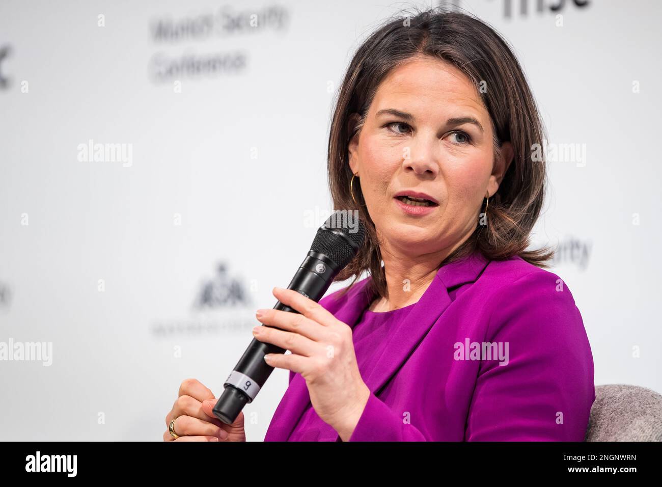 München, Deutschland. 18. Februar 2023. Die deutsche Außenministerin Annalena Baerbock kommentiert während einer Podiumsdiskussion über das "Ganzen, Freie und Friedenstraining" während der Münchner Sicherheitskonferenz im Bayerischen Hof Hotel am 18. Februar 2023 in München. Kredit: Stephan Gorlich/MSC/Stephan Gorlich/MSC/Alamy Live News Stockfoto