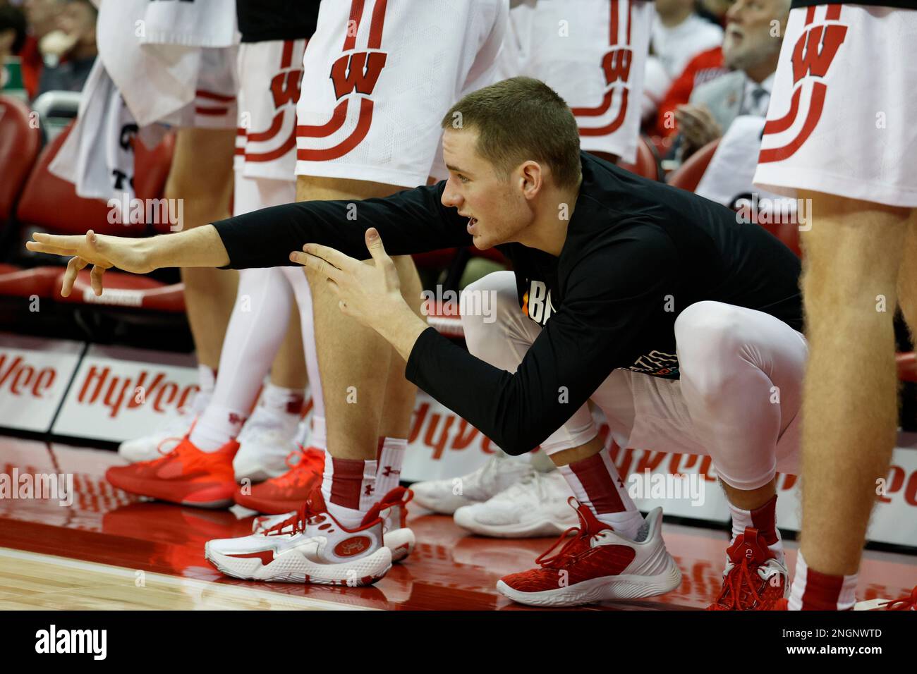 Madison, WI, USA. 18. Februar 2023. Im Kohl Center in Madison, WI, feiert der Dachs von Wisconsin, der Ross Candelino (30), beim NCAA-Basketballspiel zwischen den Rutgers Scarlet Knights und den Dackern von Wisconsin mit Pfeil und Bogen einen 3-Punkte-Schuss. Darren Lee/CSM/Alamy Live News Stockfoto