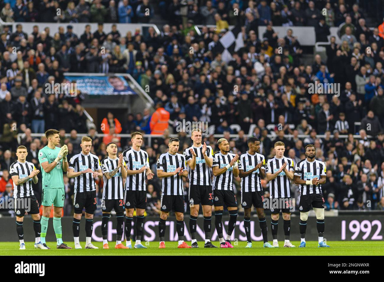 NEWCASTLE UPON TYNE, ENGLAND - FEBRUAR 18: Newcastle-Spieler zollen Christian Atsu, dem ehemaligen Newcastle United Football, die heute nach dem Erdbeben in der Türkei am 6. Februar vor dem Premier League-Spiel zwischen Newcastle United und dem Liverpool FC in St. tot aufgefunden wurde James Park am Februar 2022 in Newcastle upon Tyne, Großbritannien. (Foto von Richard Callis/) (Foto: Richard Callis/Sports Press Photo/C - FRIST VON EINER STUNDE - FTP NUR AKTIVIEREN, WENN BILDER WENIGER ALS EINE STUNDE ALT sind - Alamy) Stockfoto