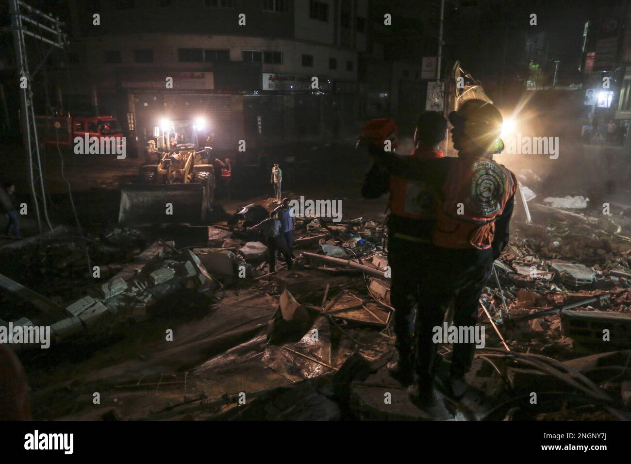 Gaza, Palästina. Rettungs- und Zivilverteidigungsteams suchen nach Überlebenden des israelischen Bombenanschlags auf eine Wohngegend in der Al Wahda Street. Stockfoto