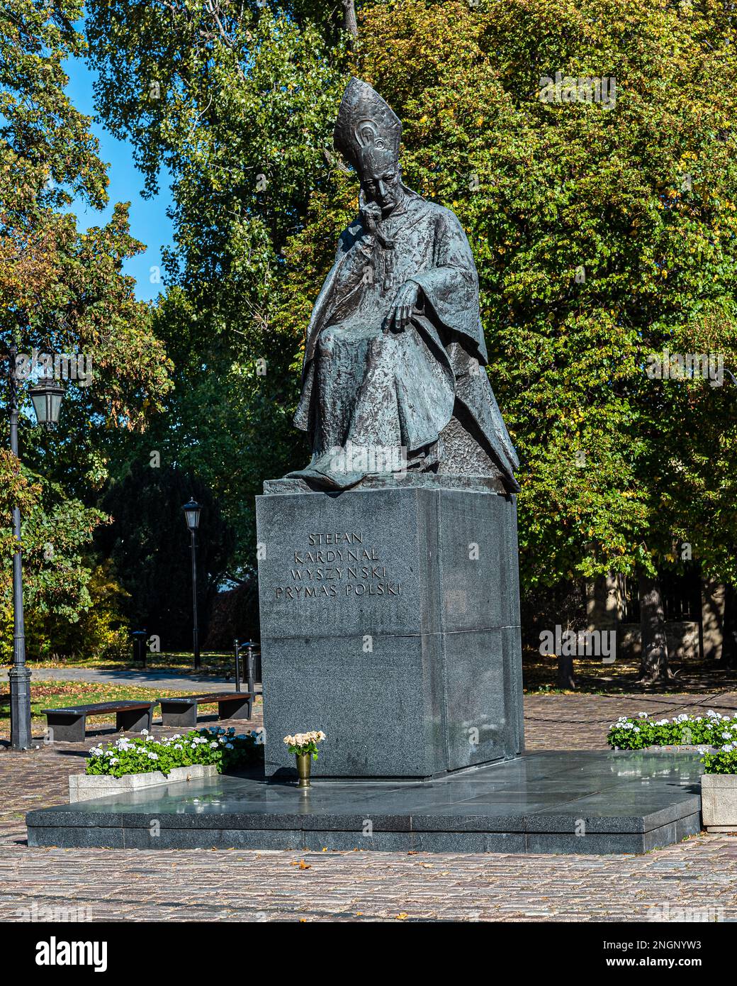 Das Denkmal für Kardinal Stefan Wyszyński befindet sich auf einem unvergesslichen Platz vor der Kirche der Besuchsschwestern in Krakowskie Przedmieście Stockfoto