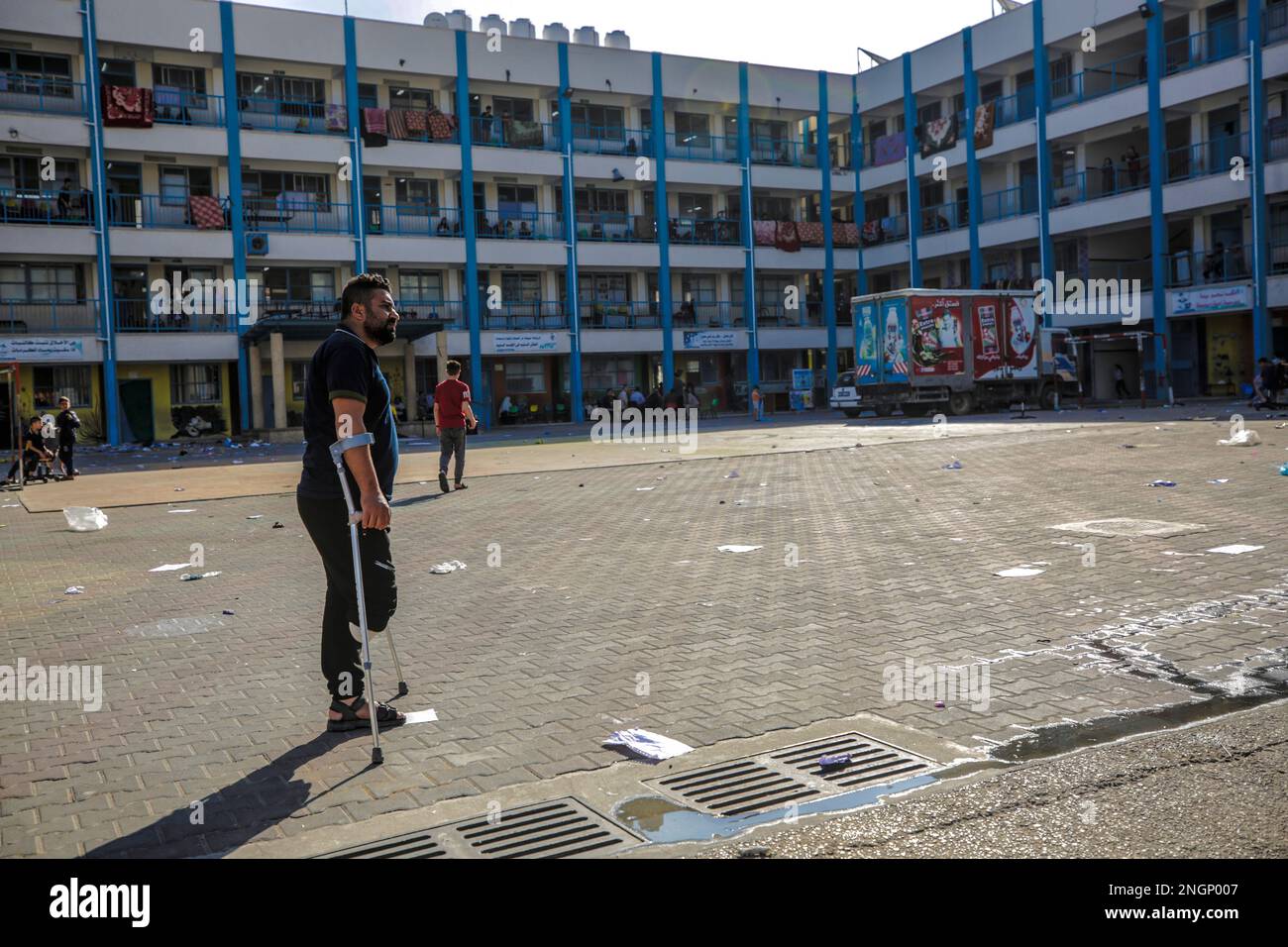 Gaza, Palästina. Ein junger Mann mit einem amputierten Fuß wurde wegen des israelischen Krieges in eine UNRWA-Schule verlegt Stockfoto