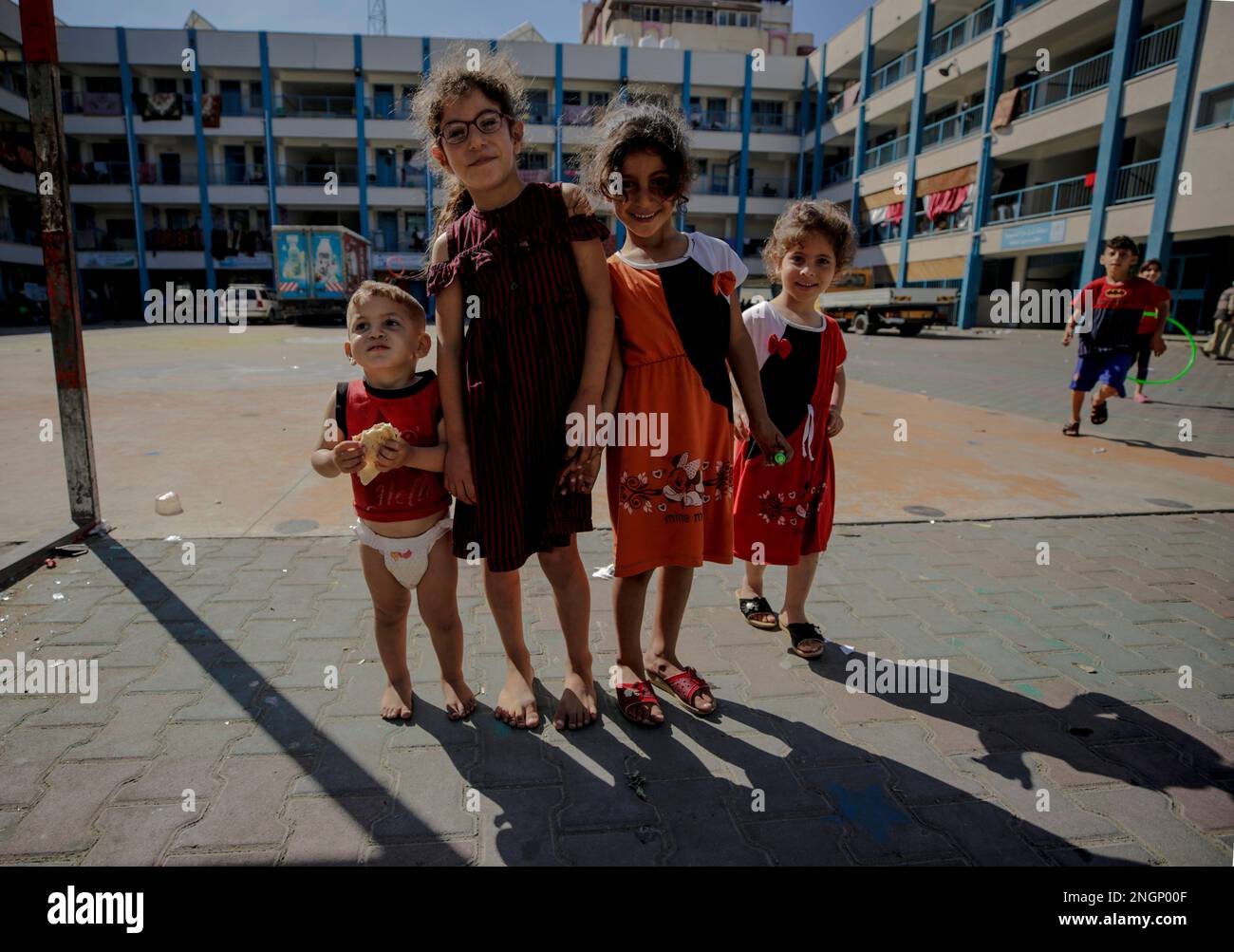 Gaza, Palästina. Kinder spielen in einer UNRWA-Schule, nachdem sie während des israelischen Krieges aus ihren Häusern vertrieben wurden Stockfoto