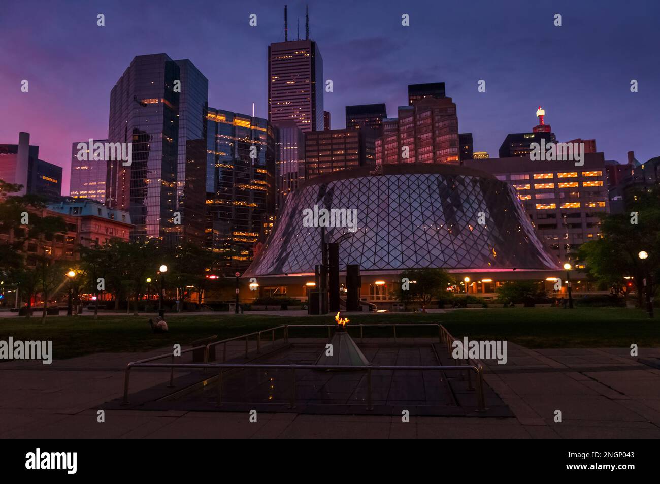 Sommerabend Blick auf den David Pecaut Square und Wolkenkratzer der Innenstadt von Toronto mit der ewigen Flamme der Hoffnung und dem Dichter, der Skulptur des Fever Hospital in Stockfoto