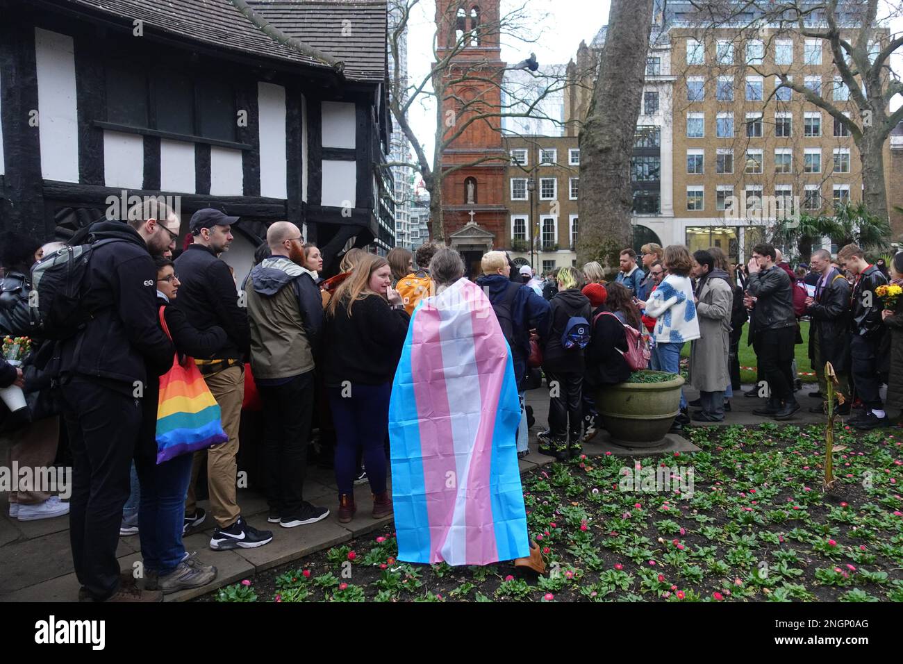 Die Trauernden zollen Brianna Ghey am Samstag, den 18. Februar, auf einer Nachtwache auf dem Soho Square ihren Respekt. Stockfoto