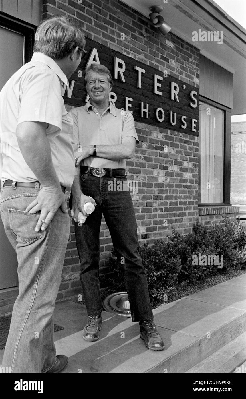 Präsident Jimmy Carter spricht mit dem stellvertretenden Pressesprecher des Weißen Hauses Rex Granum vor Carters Warehouse während eines Urlaubs in seiner Heimatstadt Plains, GA im Jahr 1977. Stockfoto