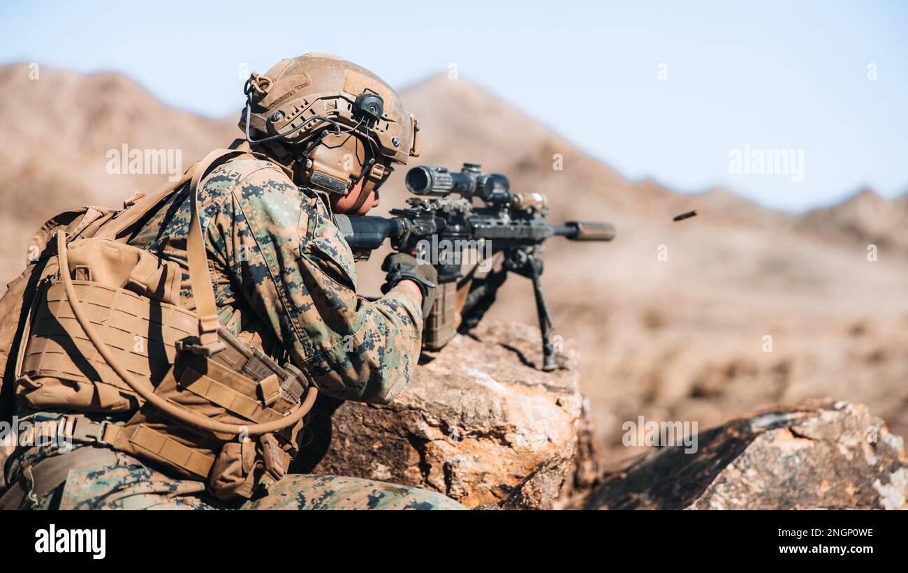 EIN US-AMERIKANISCHER Marine mit 3D Littoral Combat Team, 3D Marine Littoral Regiment, 3D Marine Division, nimmt an Range 400 Teil, einer kombinierten Rüstungsschulung auf Unternehmensebene, während der Marine Littoral Regiment Training Exercise (MLR-TE) am Marine Corps Air Ground Combat Center Twentynine Palms, Kalifornien, 9. Februar 2023. MLR-TE ist eine groß angelegte Übung auf Dienstebene zur Ausbildung, Entwicklung und Erprobung der 3D MLR als Teil einer Marine Air-Ground Task Force unter der Leitung der 3D Marine Division, die als Stand-in-Truppe in einer umstrittenen und verteilten maritimen Umgebung tätig ist. (USA Marinekorps Foto B Stockfoto