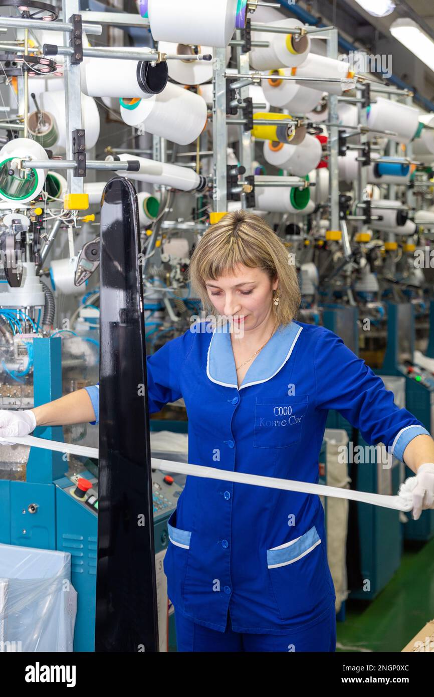 Grodno, Belarus - 22. November 2017: Eine Mitarbeiterin führt eine visuelle Qualitätskontrolle der Strumpfwaren im JLLC Conte Spa durch. Sogar hochpräzise Fertigung Stockfoto
