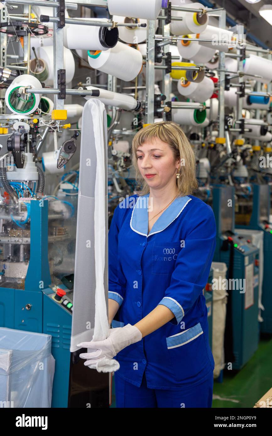 Grodno, Belarus - 22. November 2017: Eine Mitarbeiterin führt eine visuelle Qualitätskontrolle der Strumpfwaren im JLLC Conte Spa durch. Sogar hochpräzise Fertigung Stockfoto