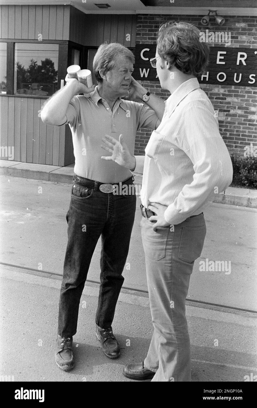 Präsident Jimmy Carter spricht mit dem stellvertretenden Pressesprecher des Weißen Hauses Rex Granum vor Carters Warehouse während eines Urlaubs in seiner Heimatstadt Plains, GA im Jahr 1977. Stockfoto