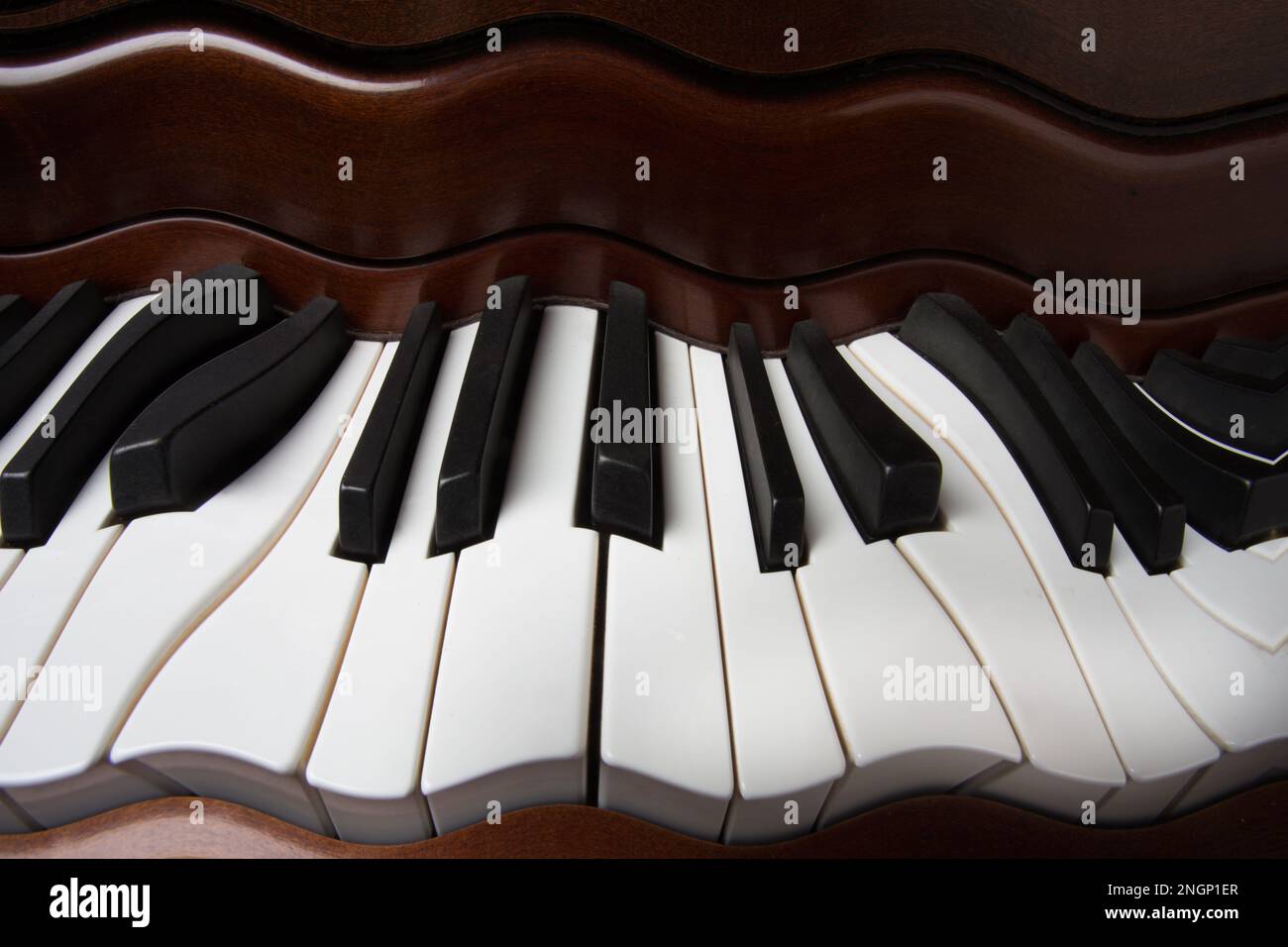 Wellige Klaviertasten, musikalisches Stillleben Stockfoto