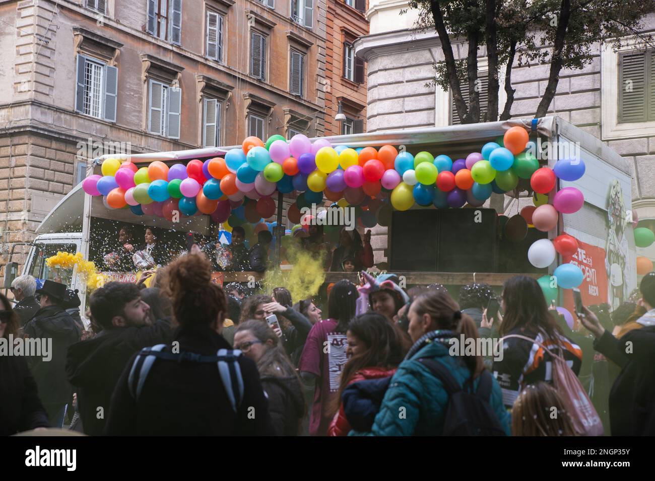 Rom, Italien. 18. Februar 2023. Karnevalsparade im Stadtteil Esquilino in Rom, anlässlich des Shrove-Samstags. (Kreditbild: © Matteo Nardone/Pacific Press via ZUMA Press Wire) NUR REDAKTIONELLE VERWENDUNG! Nicht für den kommerziellen GEBRAUCH! Stockfoto