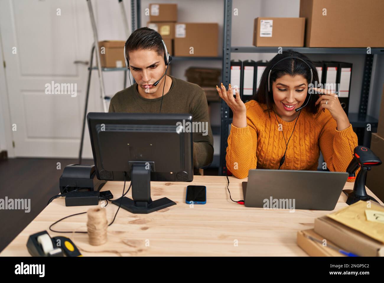 Mitarbeiter von E-Commerce-Callcentern, die im E-Commerce-Büro arbeiten Stockfoto