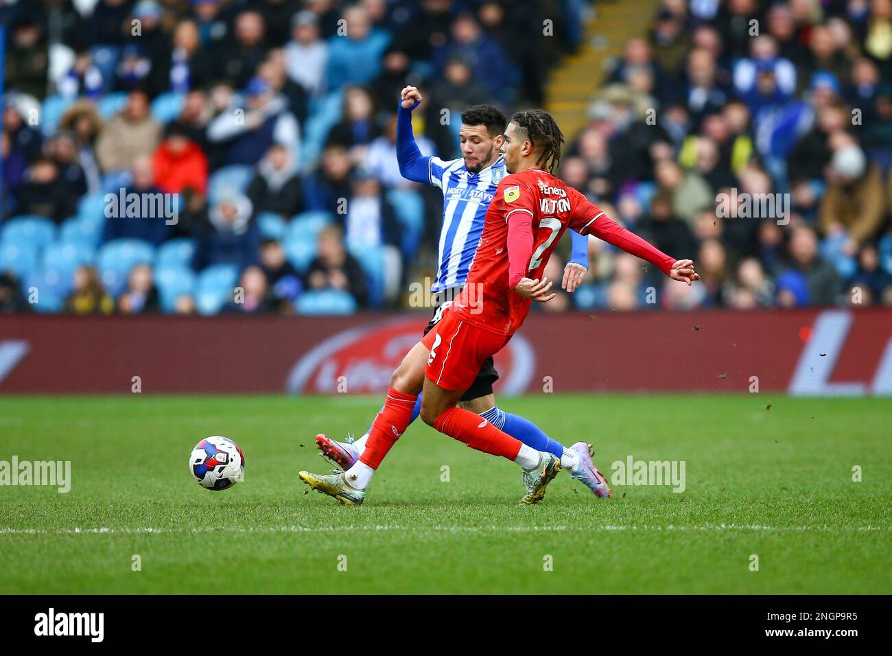 Hillsborough Stadium, Sheffield, England - 18. Februar 2023 Tennai Watson (2) von MK Dons und Marvin Johnson (18) von Sheffield Wednesday kämpfen um den Ball - während des Spiels Sheffield Wednesday gegen MK Dons, Sky Bet League One, 2022/23, Hillsborough Stadium, Sheffield, England - 18. Februar 2023 Guthaben: Arthur Haigh/WhiteRosePhotos/Alamy Live News Stockfoto