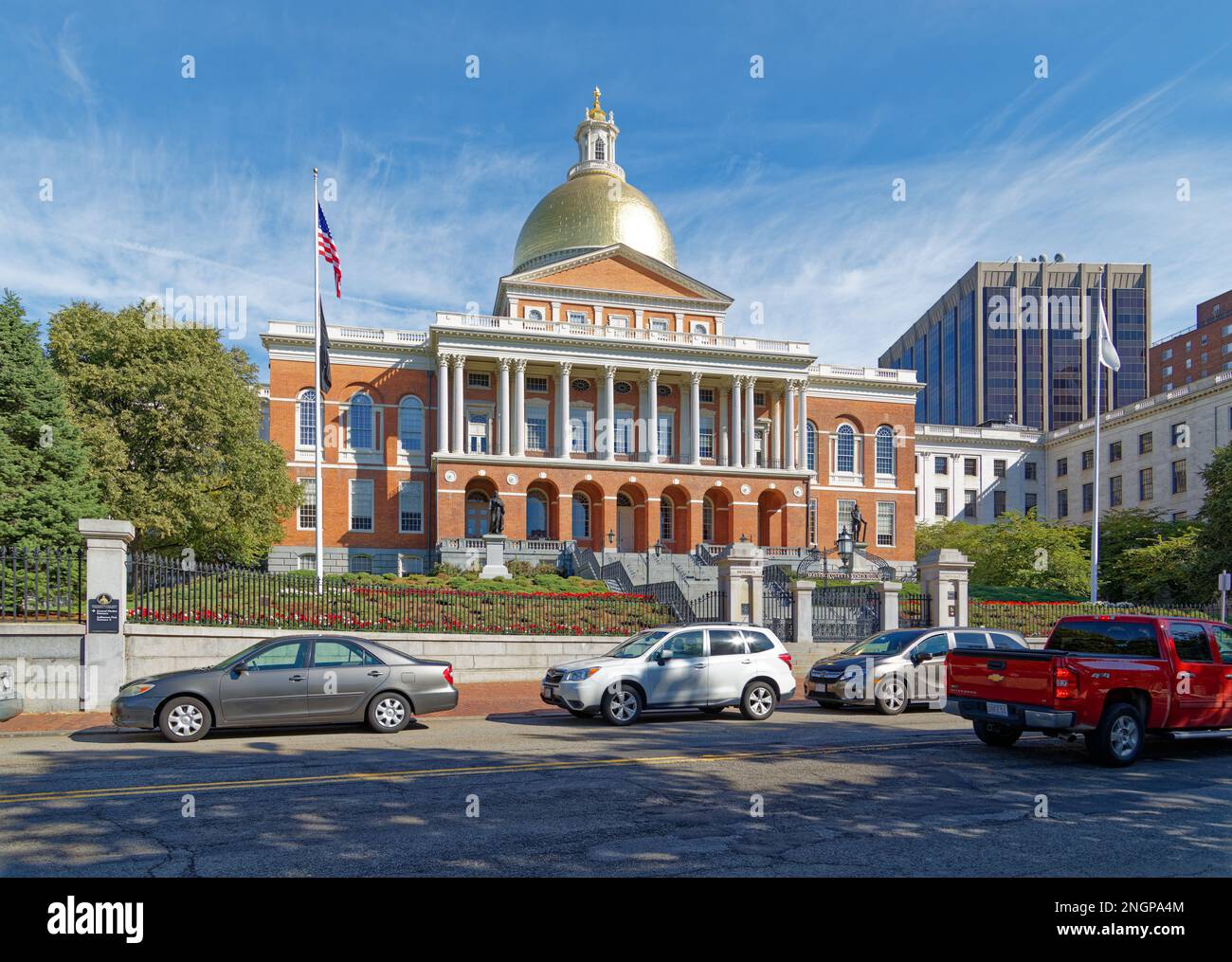 Das Massachusetts State House auf dem Beacon Hill aus Stein und rotem Ziegelstein ist mit einer vergoldeten Kuppel gekrönt. Stockfoto