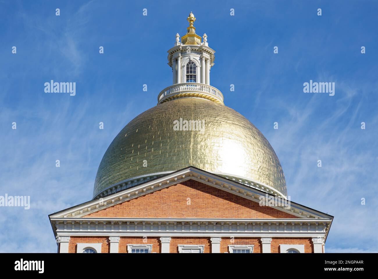 Das Massachusetts State House auf dem Beacon Hill aus Stein und rotem Ziegelstein ist mit einer vergoldeten Kuppel gekrönt. Stockfoto