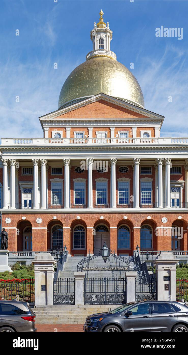 Das Massachusetts State House auf dem Beacon Hill aus Stein und rotem Ziegelstein ist mit einer vergoldeten Kuppel gekrönt. Stockfoto