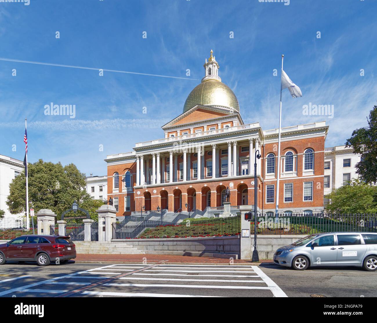 Das Massachusetts State House auf dem Beacon Hill aus Stein und rotem Ziegelstein ist mit einer vergoldeten Kuppel gekrönt. Stockfoto