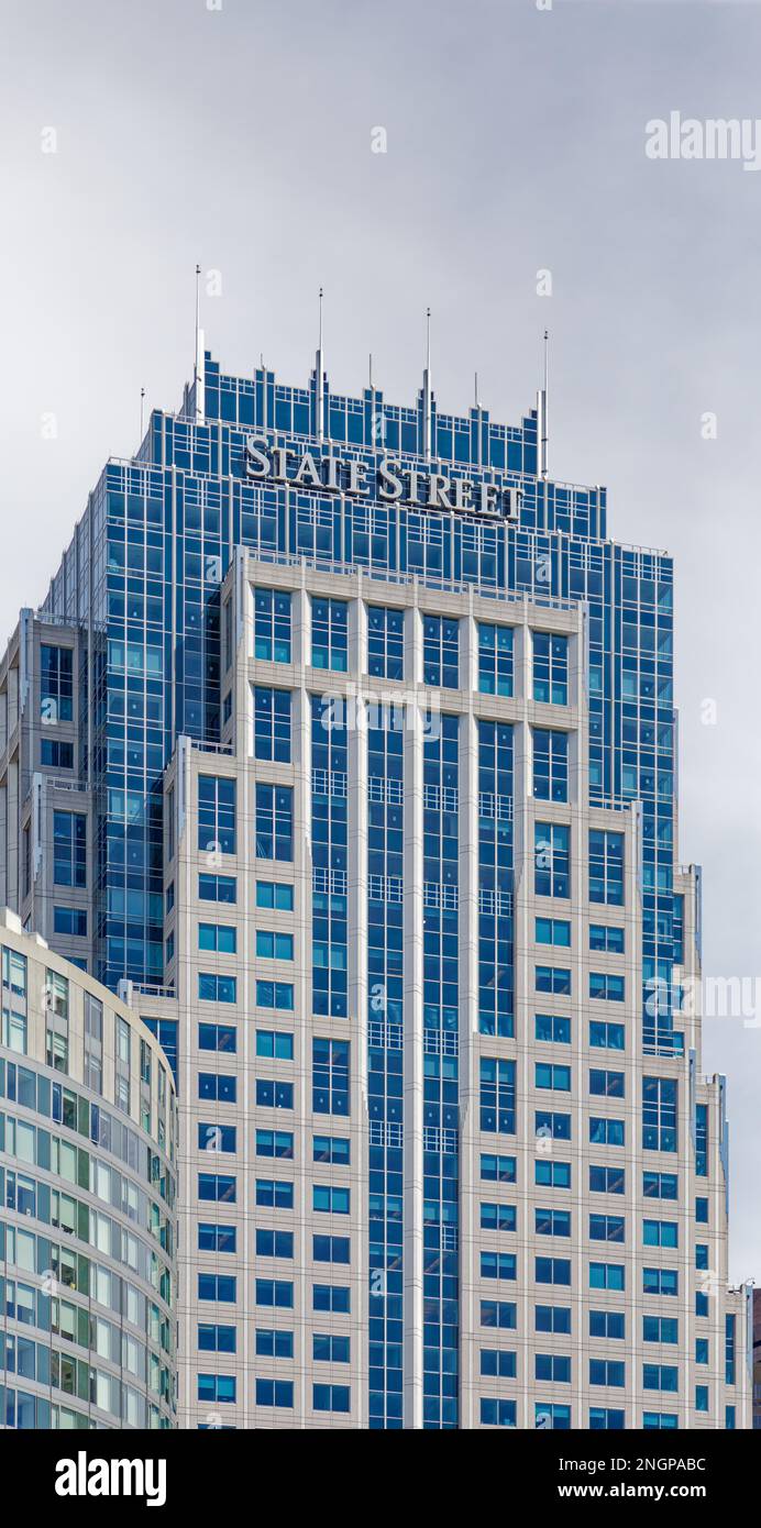 Das State Street Financial Center ist ein grau-blauer Turm mit blauem Glas. Das State Street Logo erscheint oben an der Nord- und Südfassade. Stockfoto