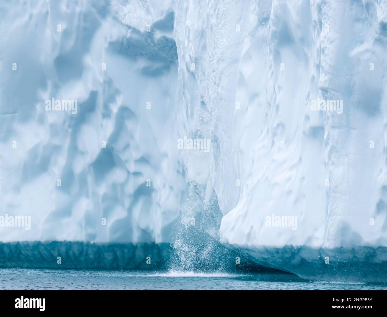 Ein Wasserfall aus schmelzenden Eisbergen vom Ilulissat Icefjord außerhalb der Stadt Ilulissat, Grönland. Stockfoto