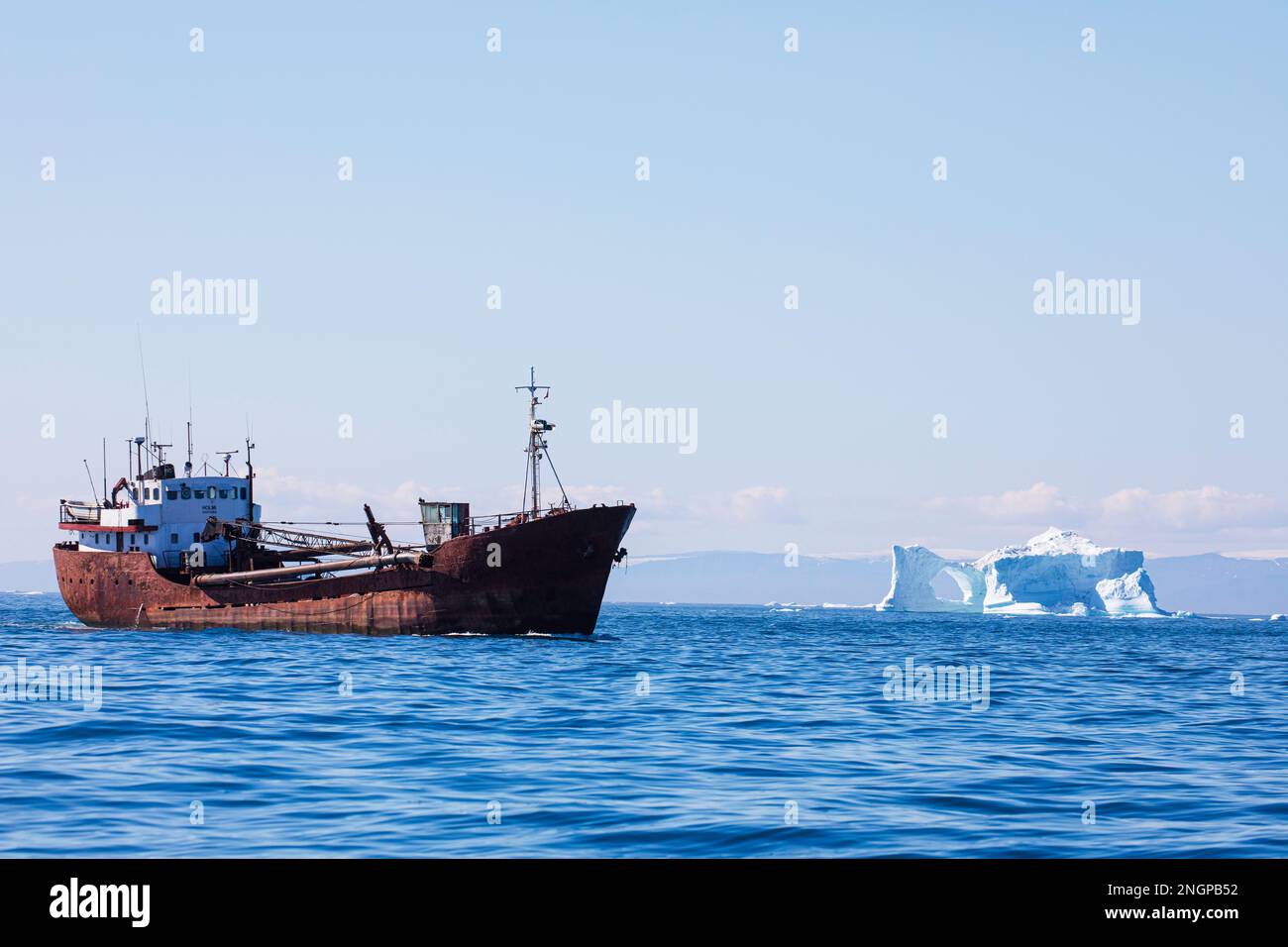 Blick auf einen gewerblichen Frachter im äußeren Hafen der Stadt Ilulissat, Grönland. Stockfoto