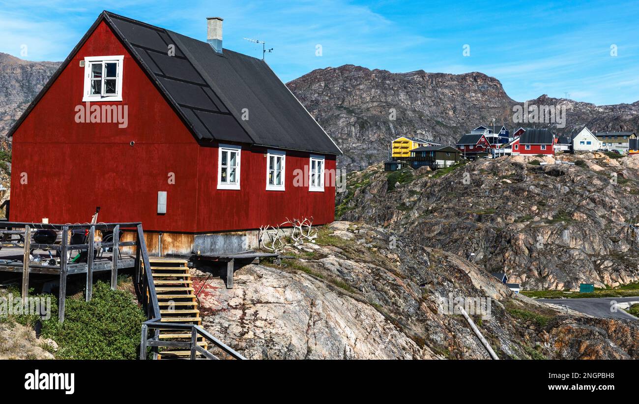 Bunt bemalte Häuser in der Stadt Sisimiut, Grönland. Stockfoto