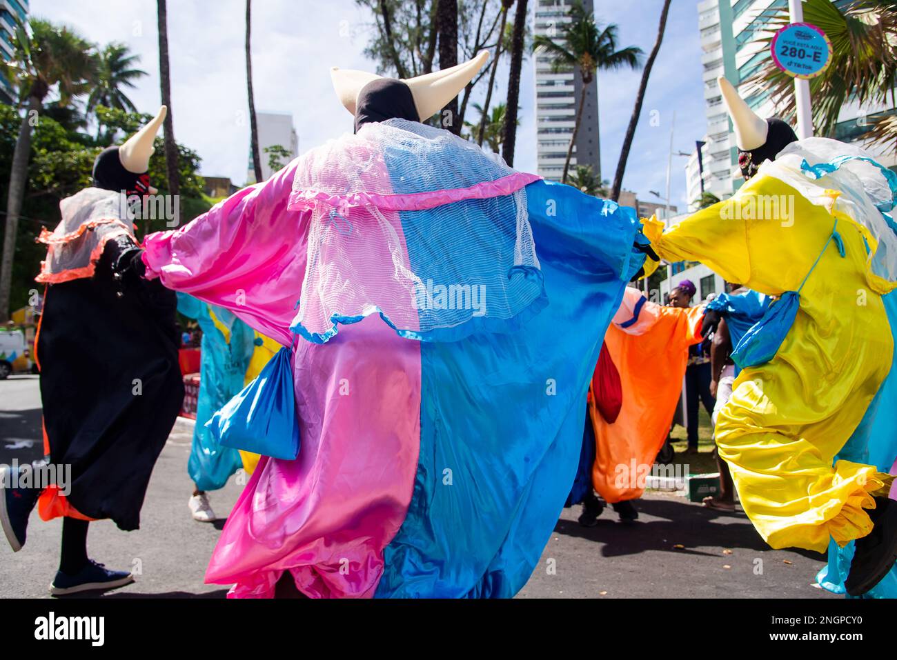 Salvador, Bahia, Brasilien - 11. Februar 2023: Eine Gruppe maskierter Menschen tanzt auf der Straße während der vor dem Karneval stattfindenden Fuzue-Parade in Salvador, Bahia. Stockfoto