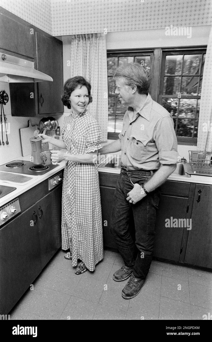 Jimmy Carter mit Frau Rosalynn in der Küche in ihrem Haus im Stil der Plains, Georgia Ranch. Carter, der vom Erdnussbauer zum Präsidenten der Vereinigten Staaten wechselte, baute 1961 das bescheidene Haus im Wald, und das Paar nannte es seitdem seine Hauptwohnung, mit Ausnahme der Pennsylvania Avenue 1600 für vier Jahre, Stockfoto