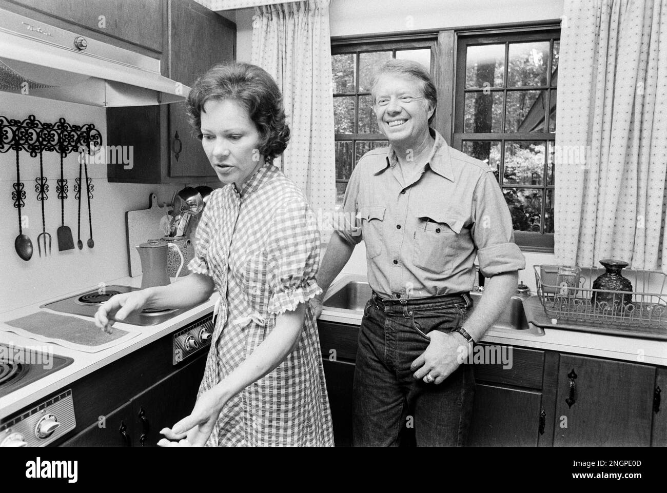 Jimmy Carter mit Frau Rosalynn in der Küche in ihrem Haus im Stil der Plains, Georgia Ranch. Carter, der vom Erdnussbauer zum Präsidenten der Vereinigten Staaten wechselte, baute 1961 das bescheidene Haus im Wald, und das Paar nannte es seitdem seine Hauptwohnung, mit Ausnahme der Pennsylvania Avenue 1600 für vier Jahre, Stockfoto