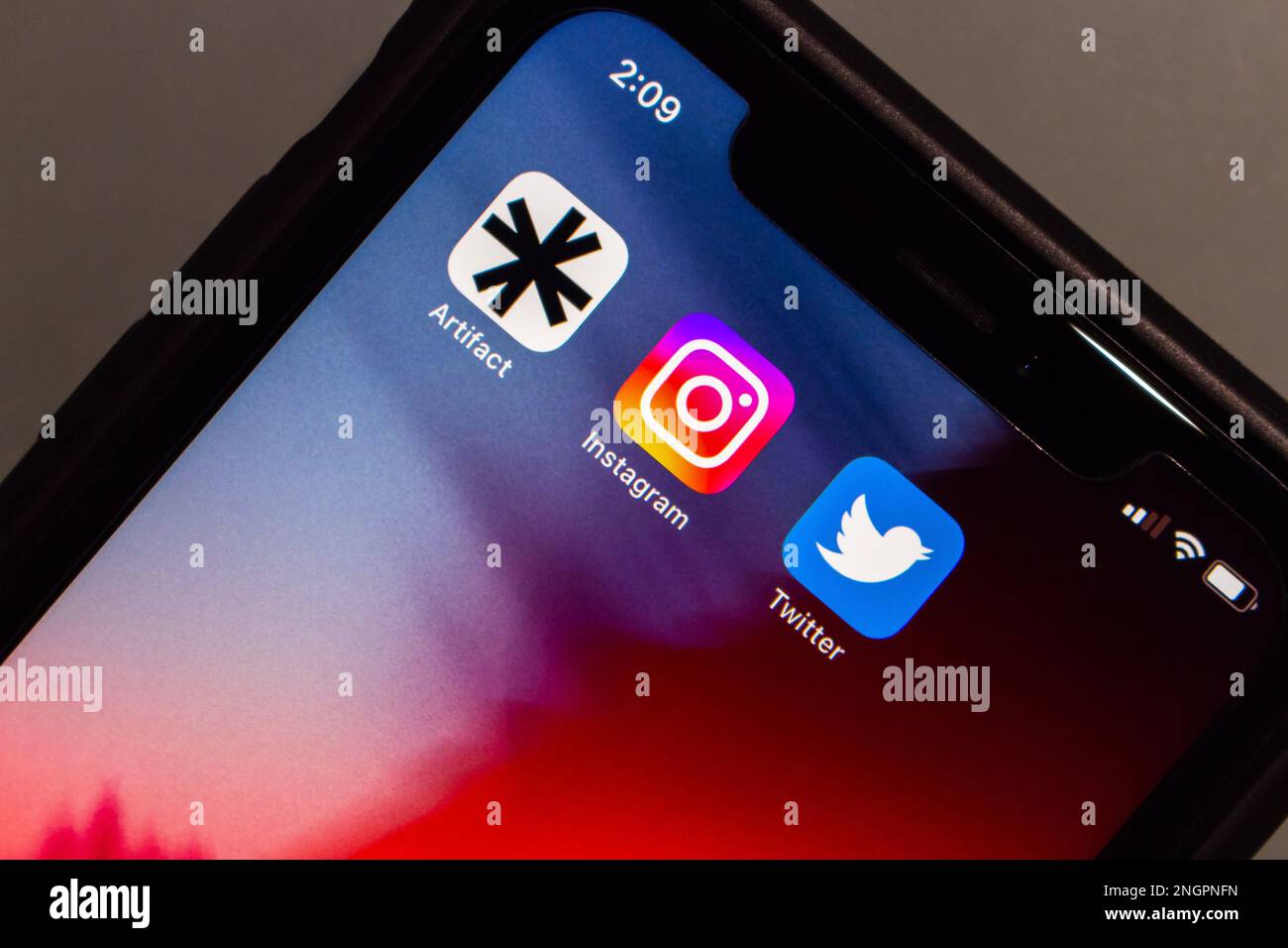 Artefakt (Artifact.News) mit Instagram und Twitter auf dem iPhone. Artifact ist eine AI-Tech-News-App von den Mitbegründern Kevin Systrom und Mike Krieger von Instagram Stockfoto