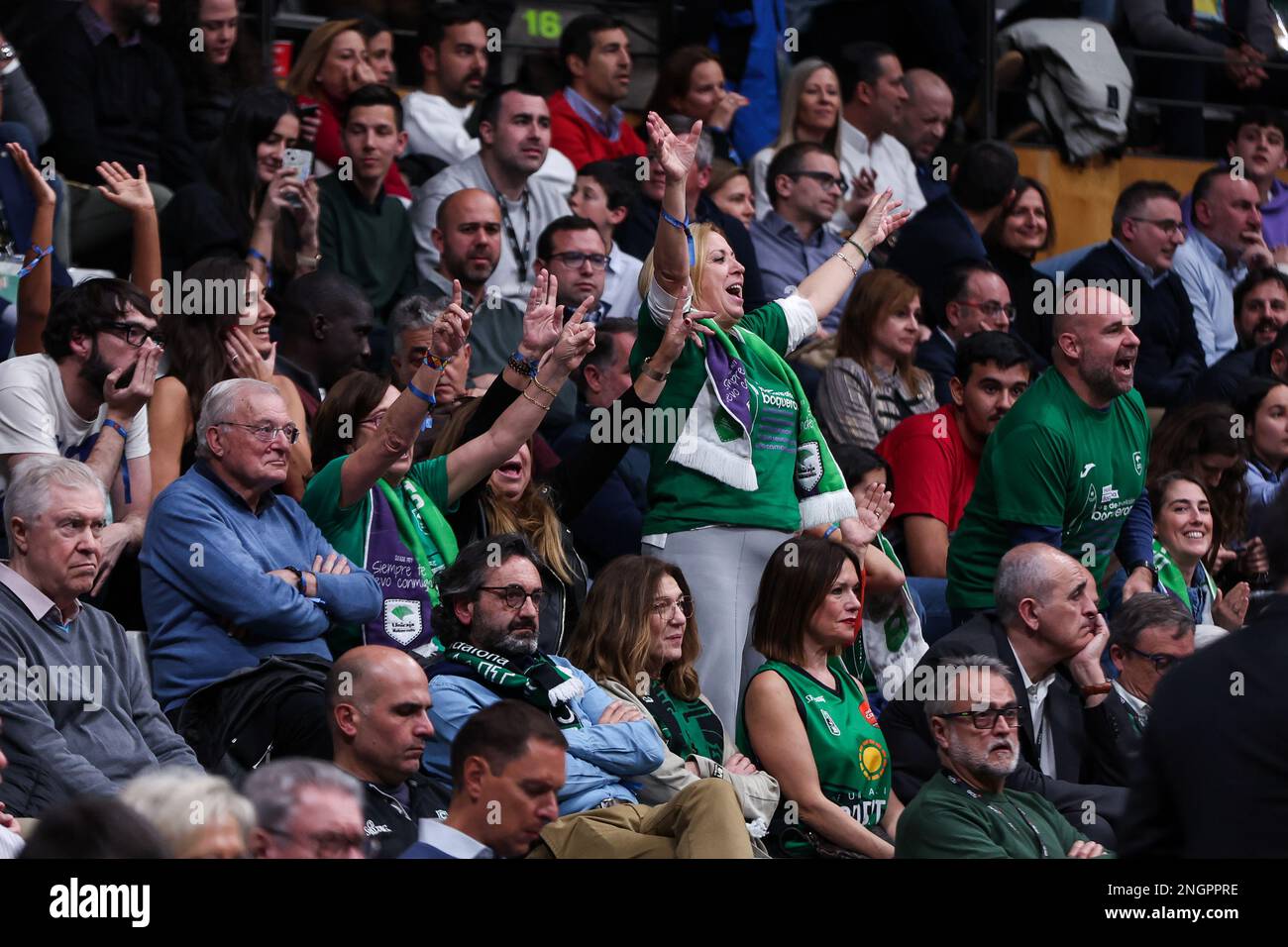 Fans beim Halbfinalspiel der ACB Copa Del Rey Badalona 2023 zwischen Real Madrid und Unicaja Malaga im Palau Municipal Esports de Badalona in Barcelona, Spanien. (Kredit: David Ramirez / Dax Images) Stockfoto Fans beim Halbfinalspiel der ACB Copa Del Rey Badalona 2023 zwischen Real Madrid und Unicaja Malaga im Palau Municipal Esports de Badalona in Barcelona, Spanien. (Kredit: David Ramirez / Dax Images) Stockfoto