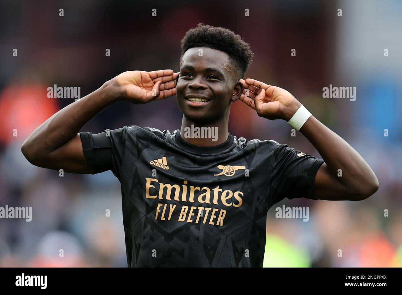 Birmingham, Großbritannien. 18. Februar 2023. Bukayo Saka von Arsenal feiert, nachdem seine Teams gewonnen haben. Spiel der Premier League, Aston Villa gegen Arsenal im Villa Park in Birmingham am Samstag, den 18. Februar 2023. Dieses Bild darf nur zu redaktionellen Zwecken verwendet werden. Nur redaktionelle Verwendung, Lizenz für kommerzielle Verwendung erforderlich. Keine Verwendung bei Wetten, Spielen oder Veröffentlichungen von Clubs/Ligen/Spielern. Bild von Andrew Orchard/Andrew Orchard Sportfotografie/Alamy Live News Kredit: Andrew Orchard Sportfotografie/Alamy Live News Stockfoto