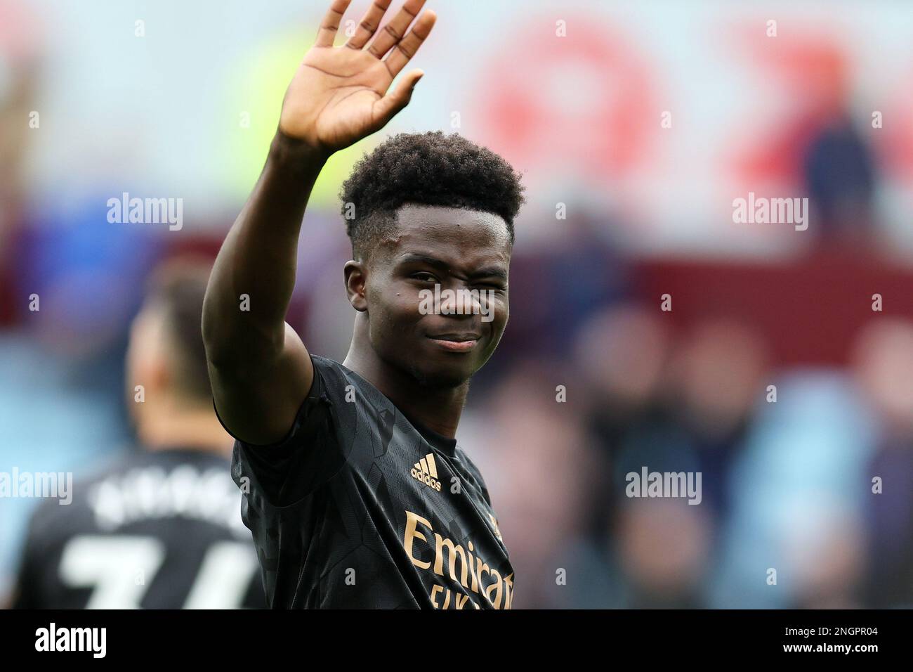 Birmingham, Großbritannien. 18. Februar 2023. Bukayo Saka von Arsenal feiert, nachdem seine Teams gewonnen haben. Spiel der Premier League, Aston Villa gegen Arsenal im Villa Park in Birmingham am Samstag, den 18. Februar 2023. Dieses Bild darf nur zu redaktionellen Zwecken verwendet werden. Nur redaktionelle Verwendung, Lizenz für kommerzielle Verwendung erforderlich. Keine Verwendung bei Wetten, Spielen oder Veröffentlichungen von Clubs/Ligen/Spielern. Bild von Andrew Orchard/Andrew Orchard Sportfotografie/Alamy Live News Kredit: Andrew Orchard Sportfotografie/Alamy Live News Stockfoto