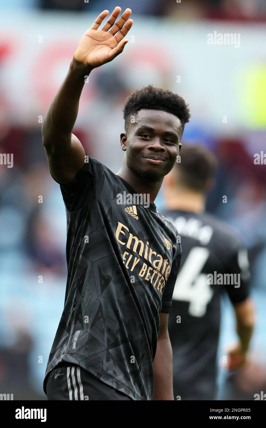 Birmingham, Großbritannien. 18. Februar 2023. Bukayo Saka von Arsenal feiert, nachdem seine Teams gewonnen haben. Spiel der Premier League, Aston Villa gegen Arsenal im Villa Park in Birmingham am Samstag, den 18. Februar 2023. Dieses Bild darf nur zu redaktionellen Zwecken verwendet werden. Nur redaktionelle Verwendung, Lizenz für kommerzielle Verwendung erforderlich. Keine Verwendung bei Wetten, Spielen oder Veröffentlichungen von Clubs/Ligen/Spielern. Bild von Andrew Orchard/Andrew Orchard Sportfotografie/Alamy Live News Kredit: Andrew Orchard Sportfotografie/Alamy Live News Stockfoto