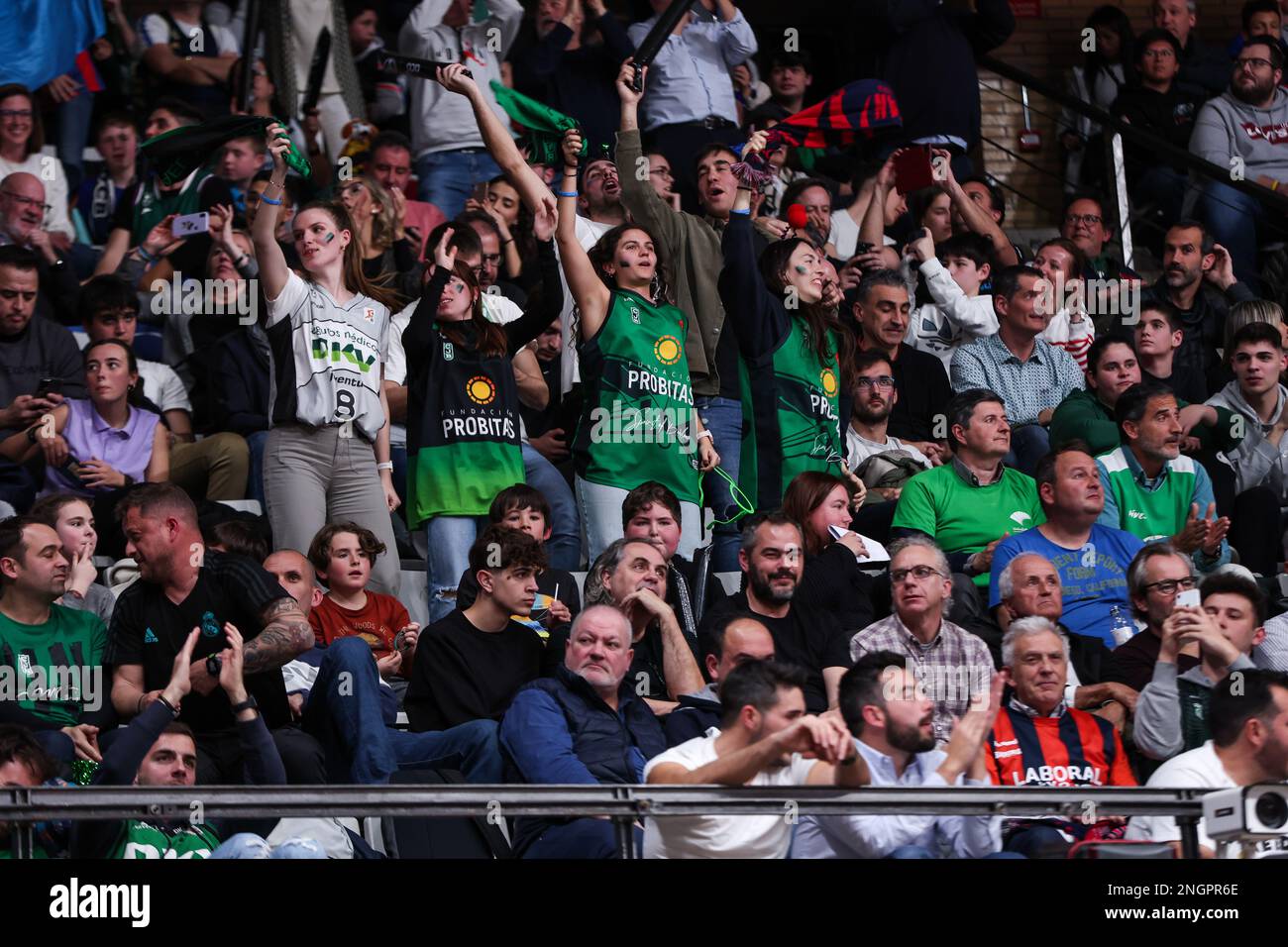 Fans beim Halbfinalspiel der ACB Copa Del Rey Badalona 2023 zwischen Real Madrid und Unicaja Malaga im Palau Municipal Esports de Badalona in Barcelona, Spanien. (Kredit: David Ramirez / Dax Images) Stockfoto Fans beim Halbfinalspiel der ACB Copa Del Rey Badalona 2023 zwischen Real Madrid und Unicaja Malaga im Palau Municipal Esports de Badalona in Barcelona, Spanien. (Kredit: David Ramirez / Dax Images) Stockfoto