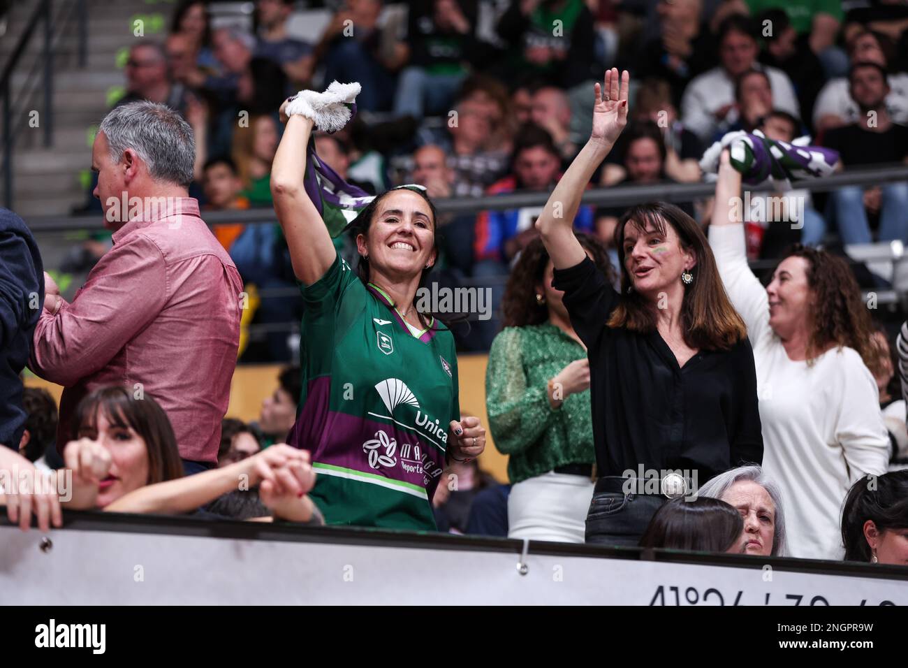 Fans beim Halbfinalspiel der ACB Copa Del Rey Badalona 2023 zwischen Real Madrid und Unicaja Malaga im Palau Municipal Esports de Badalona in Barcelona, Spanien. (Kredit: David Ramirez / Dax Images) Stockfoto Fans beim Halbfinalspiel der ACB Copa Del Rey Badalona 2023 zwischen Real Madrid und Unicaja Malaga im Palau Municipal Esports de Badalona in Barcelona, Spanien. (Kredit: David Ramirez / Dax Images) Stockfoto