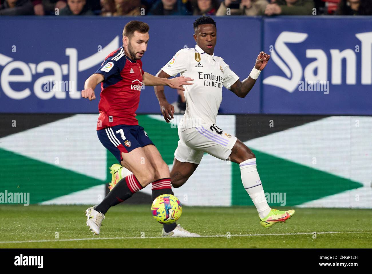 Pamplona, Spanien. 18. Februar 2023. Vinicius Paixao de Oliveira JR (Forward; Real Madrid) und Jon Moncayola (Mittelfeldspieler; CA Osasuna) während des spanischen Fußballs von La Liga Santander, Spiel zwischen CA Osasuna und Real Madrid CF im Sadar Stadium. (Endstand: CA Osasuna 0-2 Real Madrid CF). Kredit: SOPA Images Limited/Alamy Live News Stockfoto