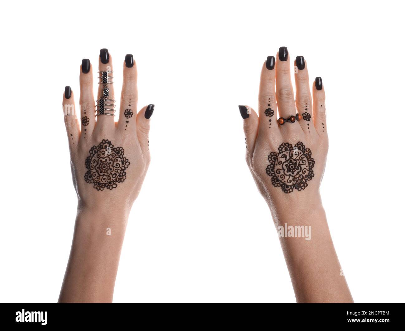 Frau mit Henna-Tattoos auf Händen vor weißem Hintergrund, Nahaufnahme. Traditionelles Mehndi-Ornment Stockfoto